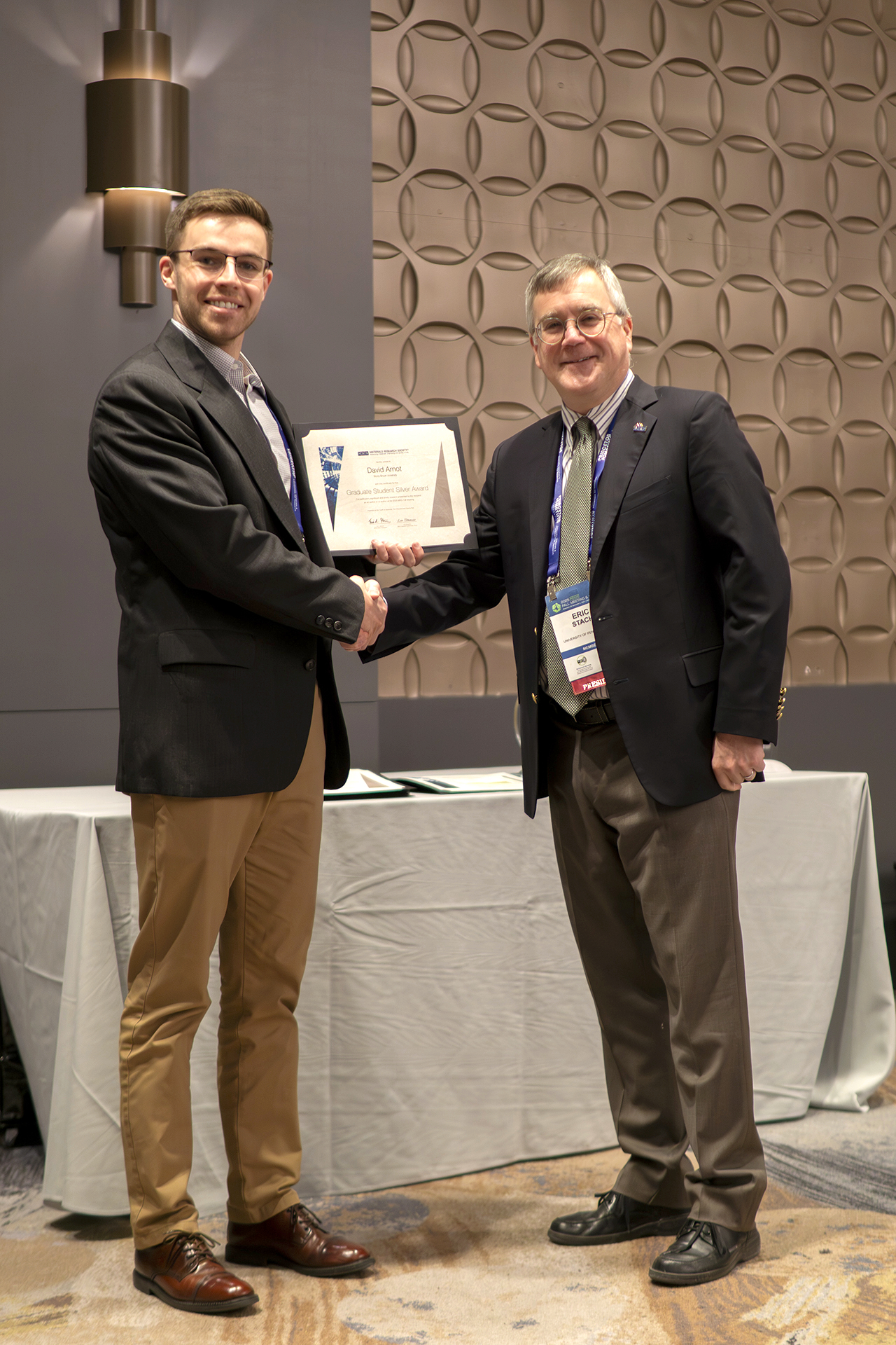 David Arnot receiving MRS Graduate Student award